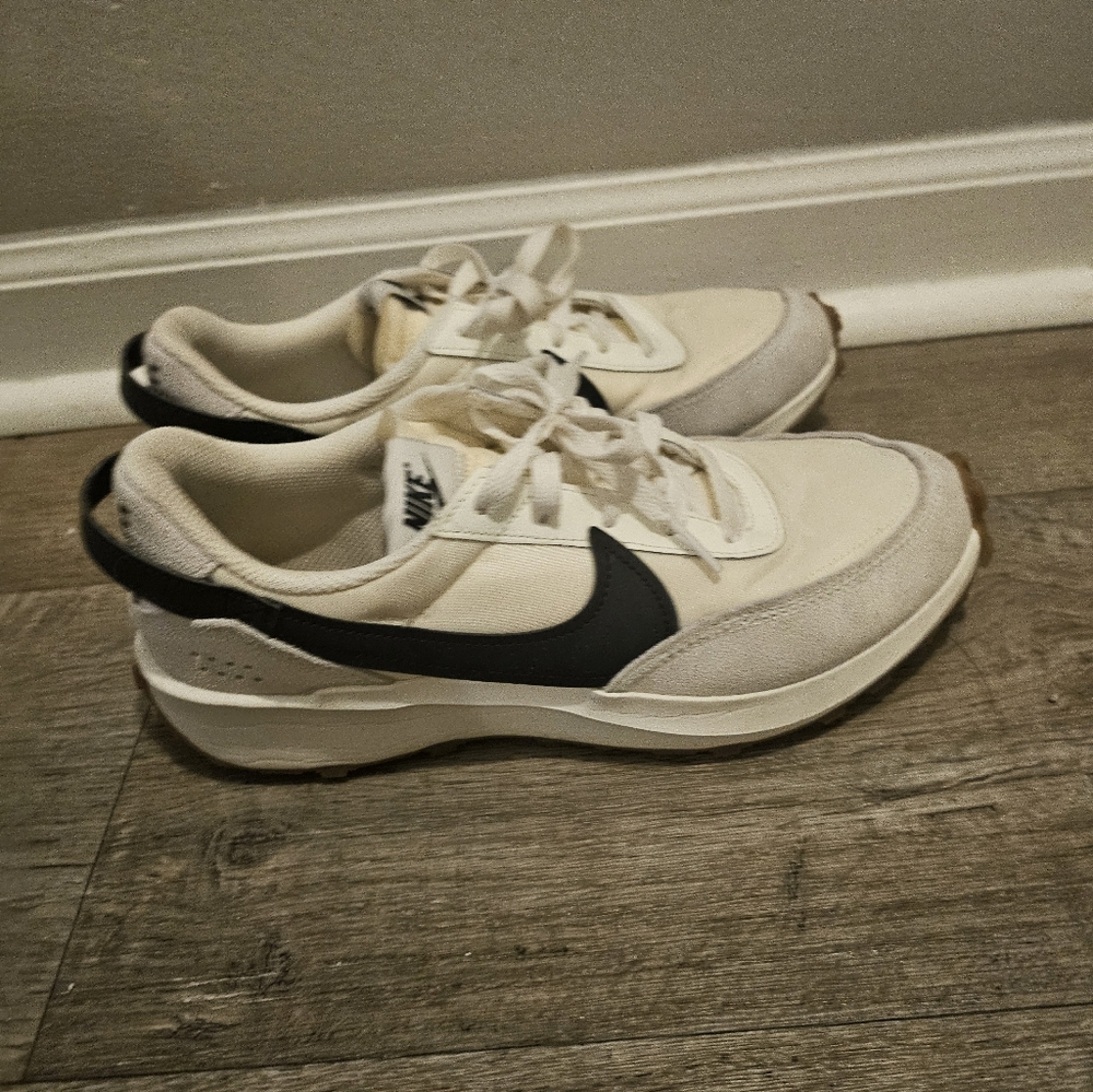 Nike Women's Cream and Black Runner Sneaker